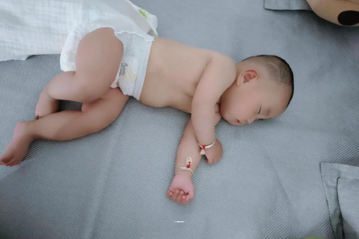 泗洪没满月的宝宝